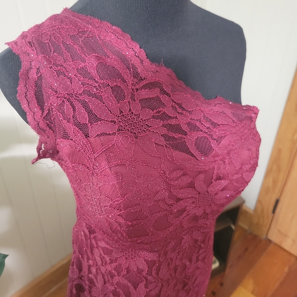 ✨Junior's size 12 one shoulder plum lace gown - Picture 4 of 16